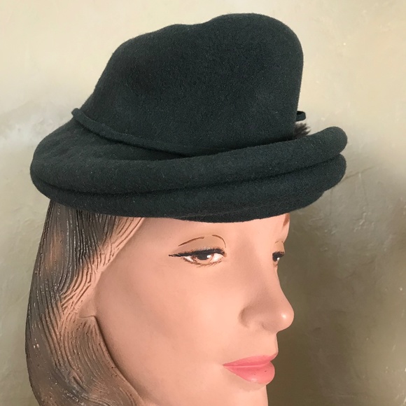 CHIC 1940s GREEN FELT TILT HAT WITH BLACK AND YELLOW OSTRICH FEATHERS
